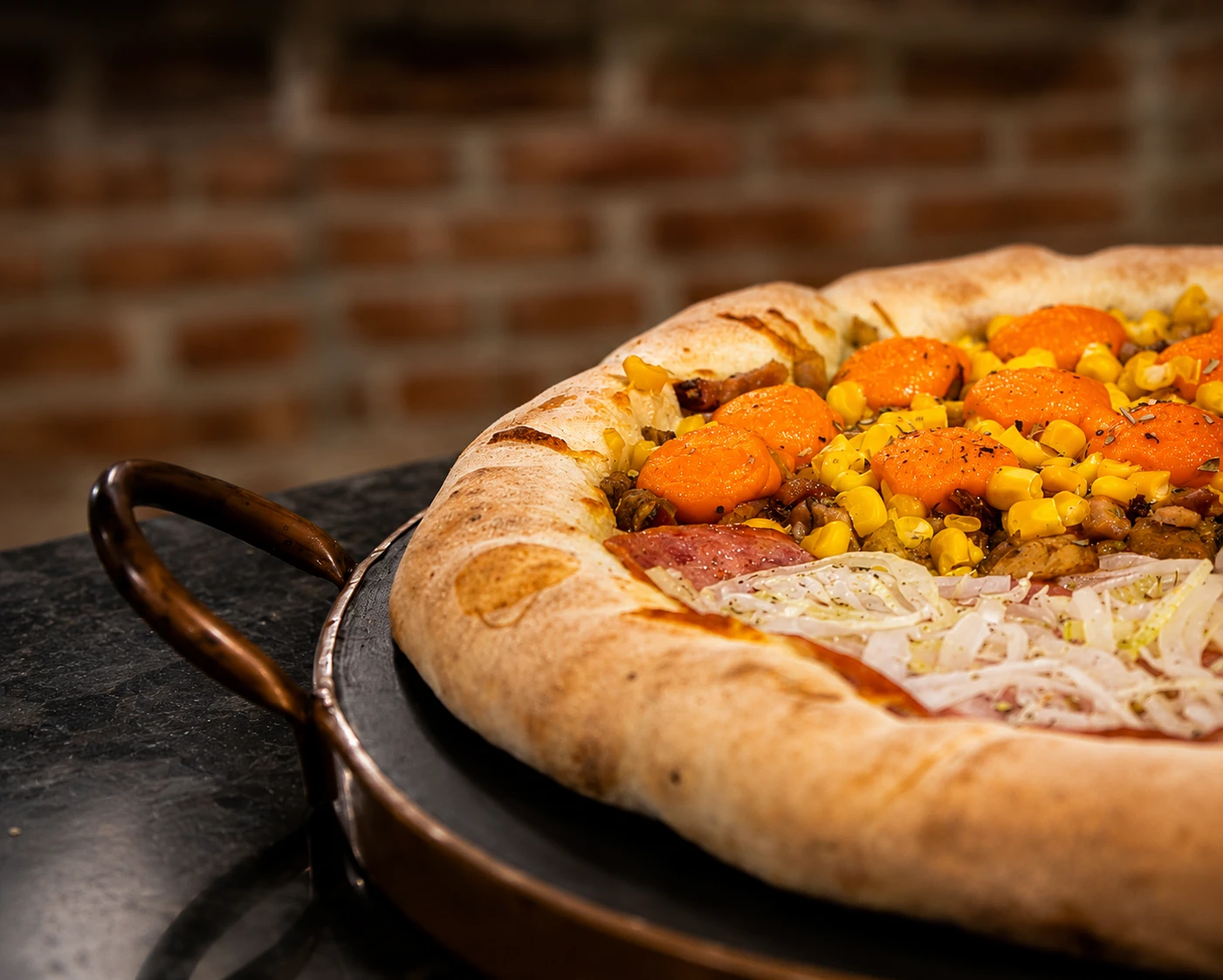 Pizza no forno a lenha