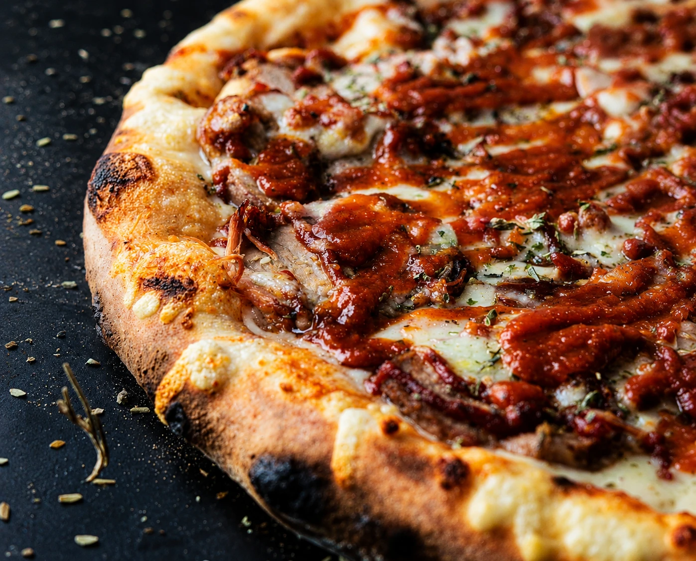 Pizza artesanal assada no forno a lenha da Valkiria's Pizzaria em Sapucaia do Sul