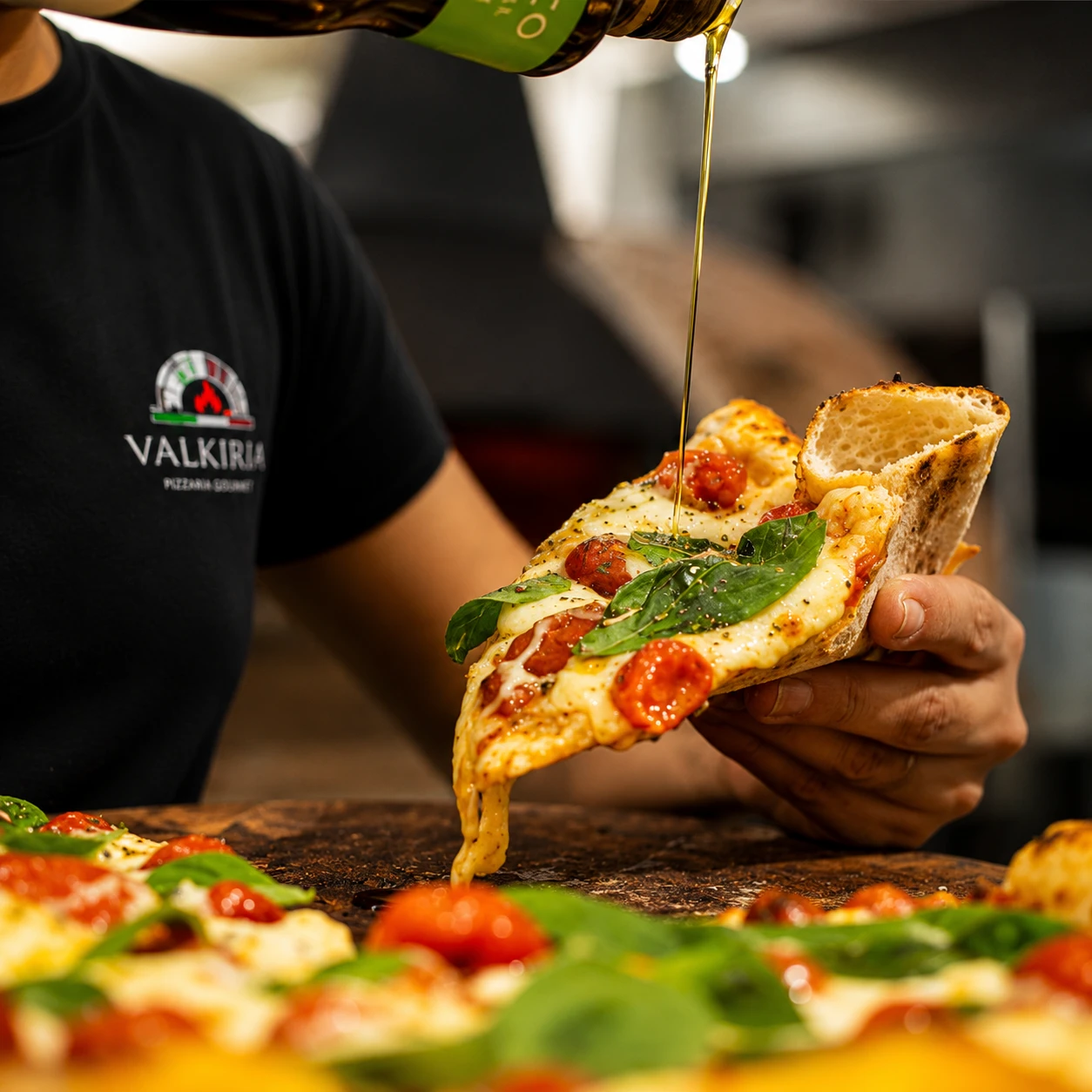 Pizza saindo do forno a lenha na Valkiria's Pizzaria